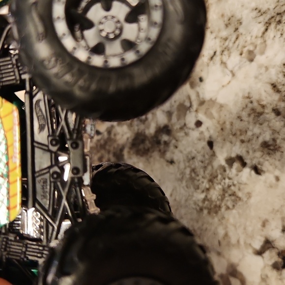 Hot Wheels Monster Trucks Fan Favorites Snake Bite 1:64 scale - Picture 8 of 9